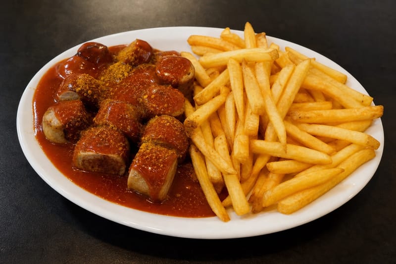 Currywurst mit Pommes