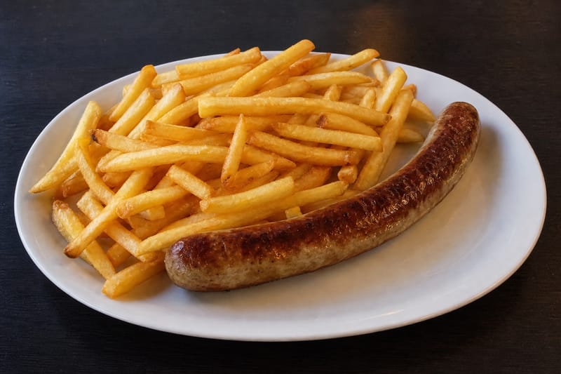 Bratwurst mit Pommes